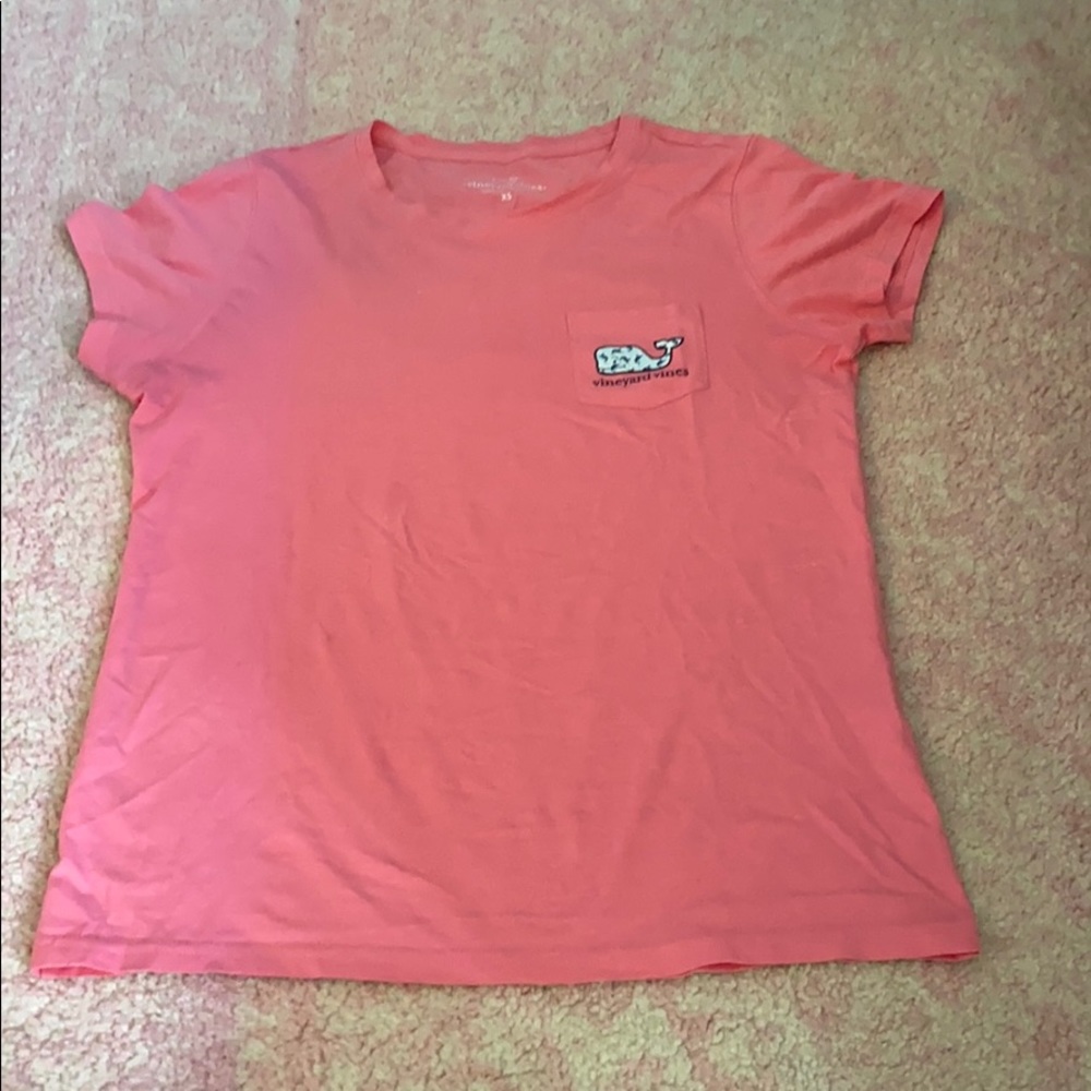 pink vineyard vines t-shirt!